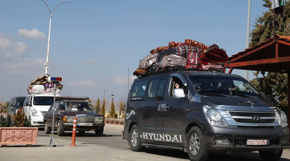 سوريون فروا من الحرب في لبنان يصلون إلى معبر الحدود السورية اللبنانية في جديدة يابوس (أ.ب)