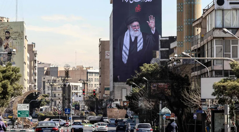 صورة تُظهر لوحة إعلانية للمرشد الإيراني الراحل علي خامنئي في طهران... 3 مارس 2026 (أ.ف.ب)