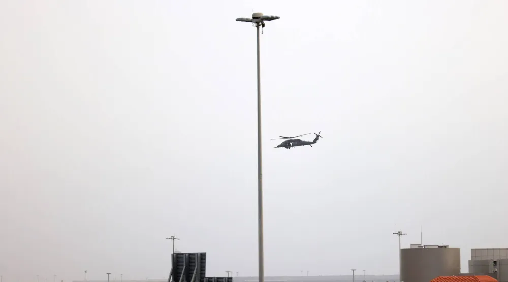 مروحيات تابعة للقوات الجوية القطرية تحلق فوق الدوحة (د.ب.أ)