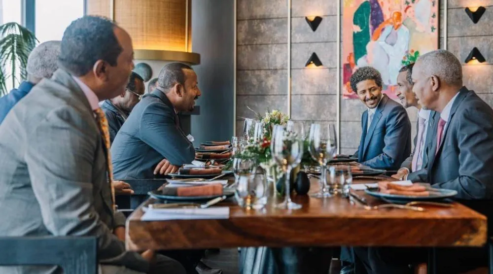 آبي أحمد مجتمعاً مع حميدتي وشقيقه القوني في أديس أبابا ديسمبر 2023 (إكس)