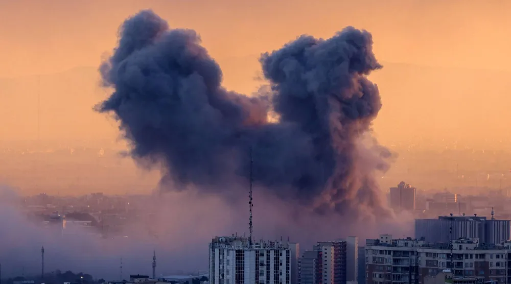 الدخان يتصاعد يوم الثلاثاء فوق مبانٍ في طهران بعد غارات أميركية - إسرائيلية (أ.ف.ب)