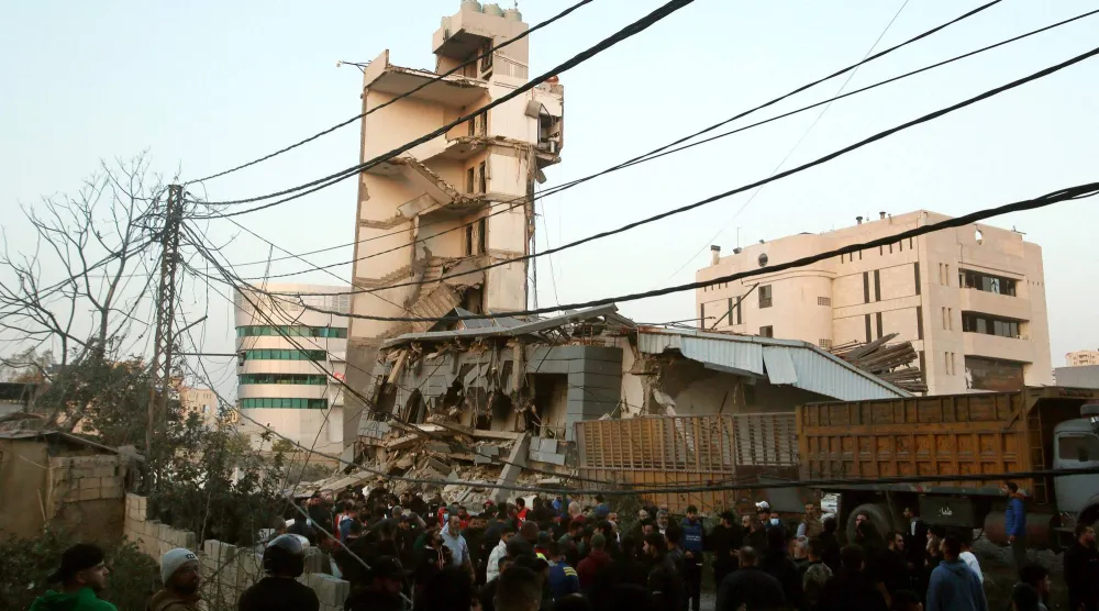 رجال إنقاذ يعملون في موقع غارة جوية إسرائيلية استهدفت مدينة صيدا الساحلية عاصمة جنوب لبنان (أ.ف.ب)