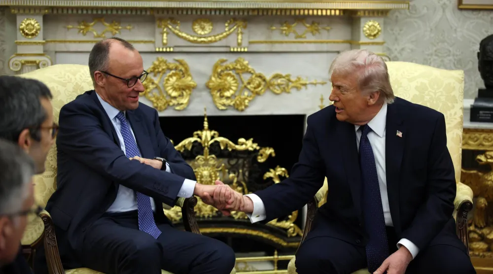  الرئيس الأمريكي دونالد ترمب والمستشار الألماني فريدريش ميرز  خلال اجتماعاً ثنائياً في المكتب البيضاوي بالبيت الأبيض في واشنطن العاصمة، الولايات المتحدة الأمريكية، في 3 مارس 2026. (ا.ب.ا)