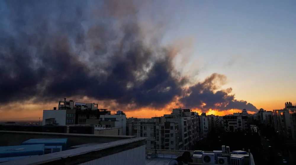 عمود من الدخان بعد ضربة عسكرية أميركية إسرائيلية في طهران بإيران يوم 3 مارس 2026 (أ.ب) 