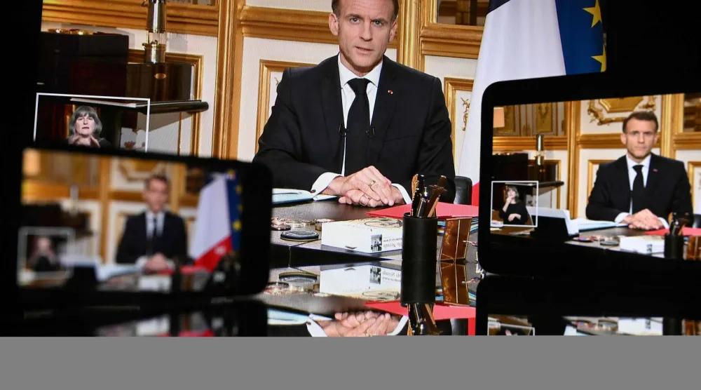 الرئيس الفرنسي إيمانويل ماكرون يلقي كلمته عن الحرب الإيرانية (أ.ف.ب)