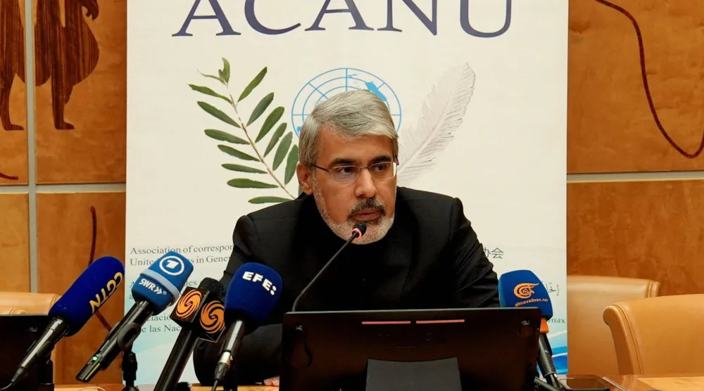 علي بحريني سفير إيران ومندوبها الدائم لدى الأمم المتحدة يتحدث إلى الصحافيين في جنيف... سويسرا 3 مارس 2026 (رويترز)