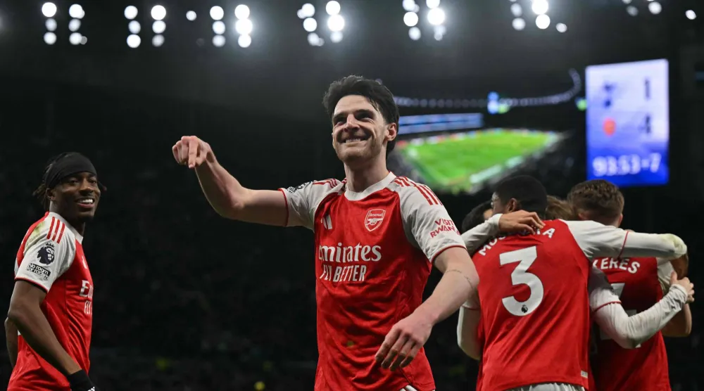 ديكلان رايس تنتظر مشاركته أمام برايتون (أ.ف.ب) 