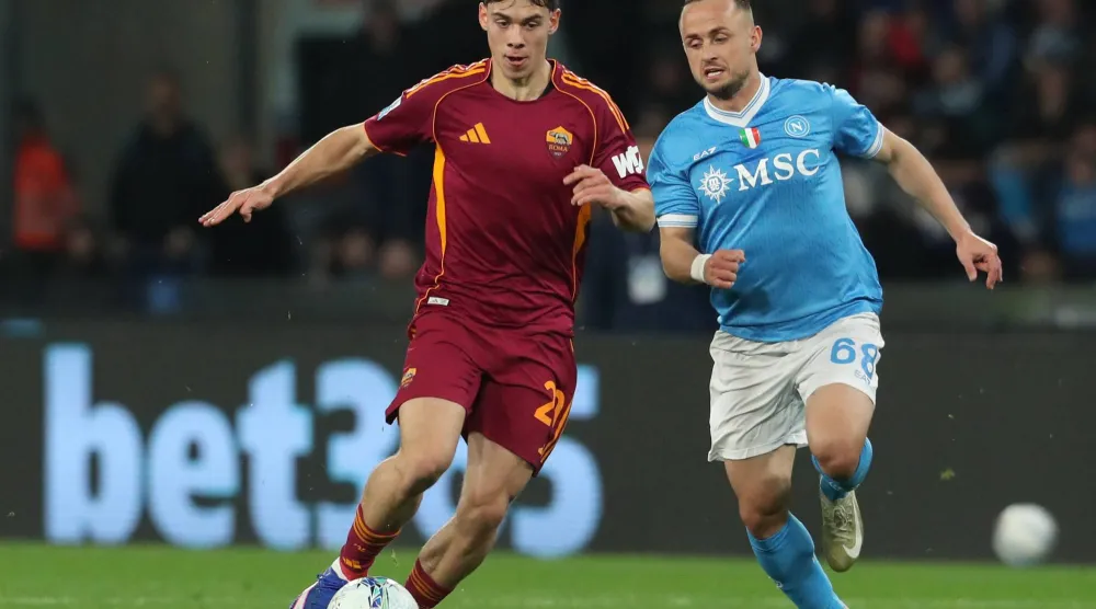 ستانيسلاف لوبوتكا «يمين» ينضم لقائمة مصابي نابولي (أ.ف.ب)