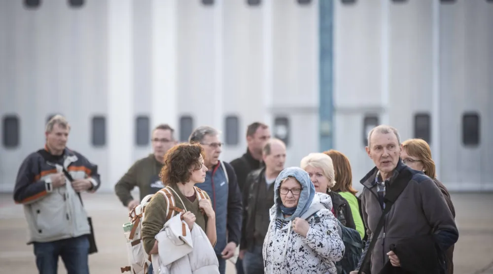 أشخاص يظهرون بعد نزولهم من طائرة قادمة من عمّان والعقبة بالأردن في سلوفاكيا (إ.ب.أ)