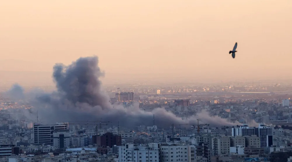 سحابة من الدخان تتصاعد بعد غارة جوية على العاصمة الإيرانية طهران 3 مارس 2026 (أ.ف.ب)
