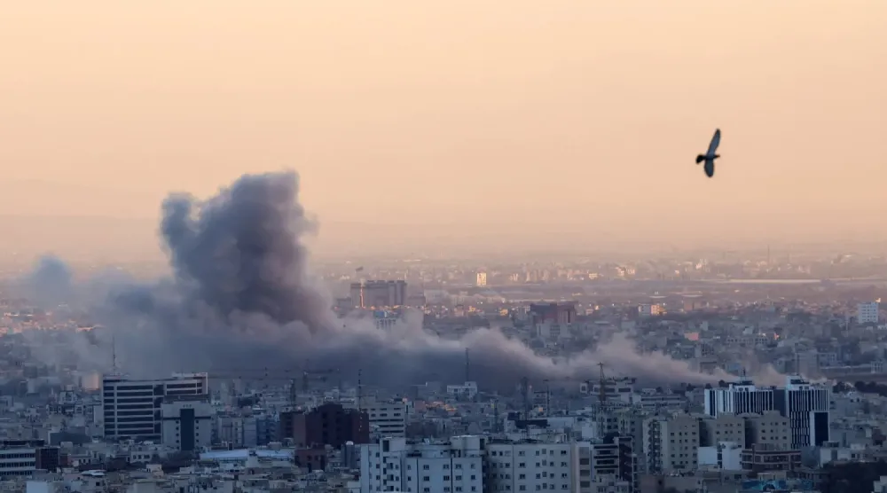 İran'ın başkenti Tahran'a düzenlenen hava saldırısının ardından yükselen duman bulutu, 3 Mart 2026 (AFP)