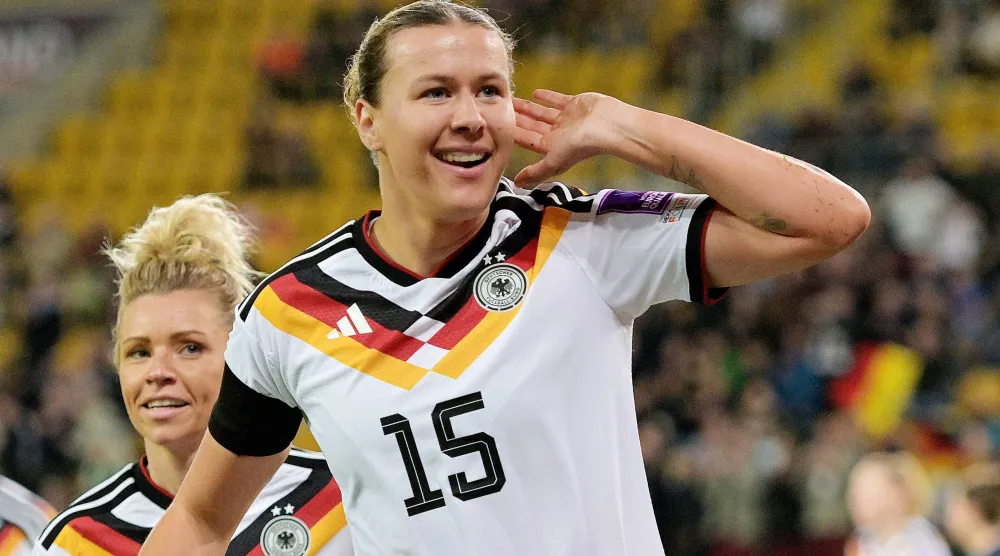 لاريسا مولهاوس لاعبة سيدات ألمانيا تحتفل بالهدف الرابع في مرمى سلوفينيا (رويترز) 