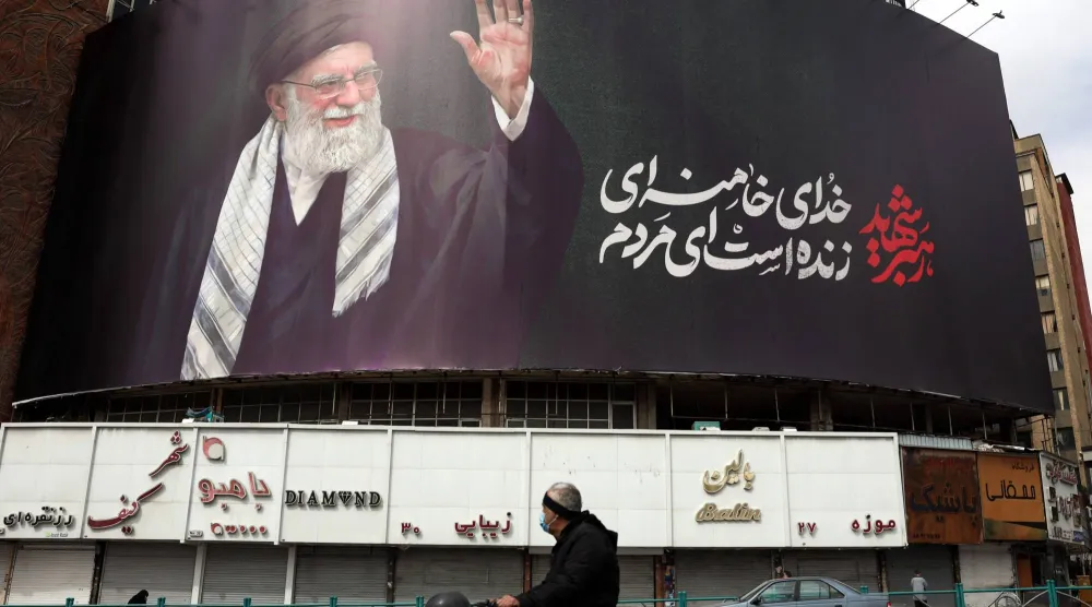لوحة تحمل صورة المرشد الإيراني علي خامنئي في ميدان ولي عصر وسط طهران 2 مارس 2026 (أ.ف.ب)