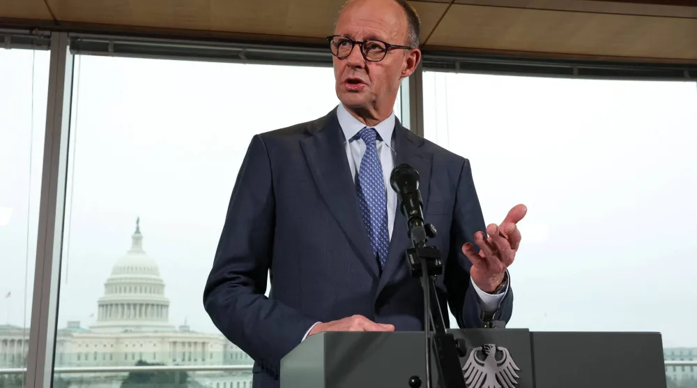 المستشار الألماني فريدريش ميرتس في مؤتمره الصحافي بعد لقائه الرئيس الأميركي دونالد ترمب في البيت الأبيض (رويترز)