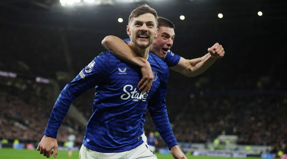 كيرنان ديوسبري هال يحتفل بثناي أهداف إيفرتون (رويترز)