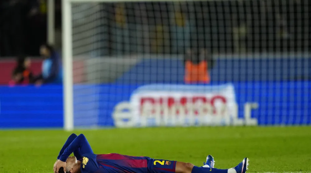 جواو كانسيلو لاعب برشلونة منهارا بعد فشل الفريق في التأهل لنهائي كأس الملك (إ.ب.أ)