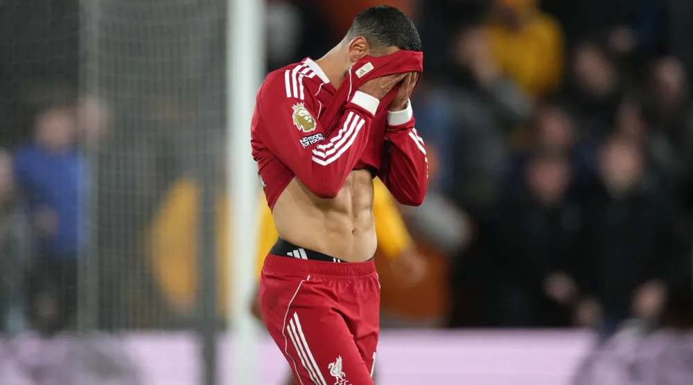 محمد صلاح حزينا بعد نهاية المباراة بخسارة ليفربول أمام الوولفز (أ.ب)