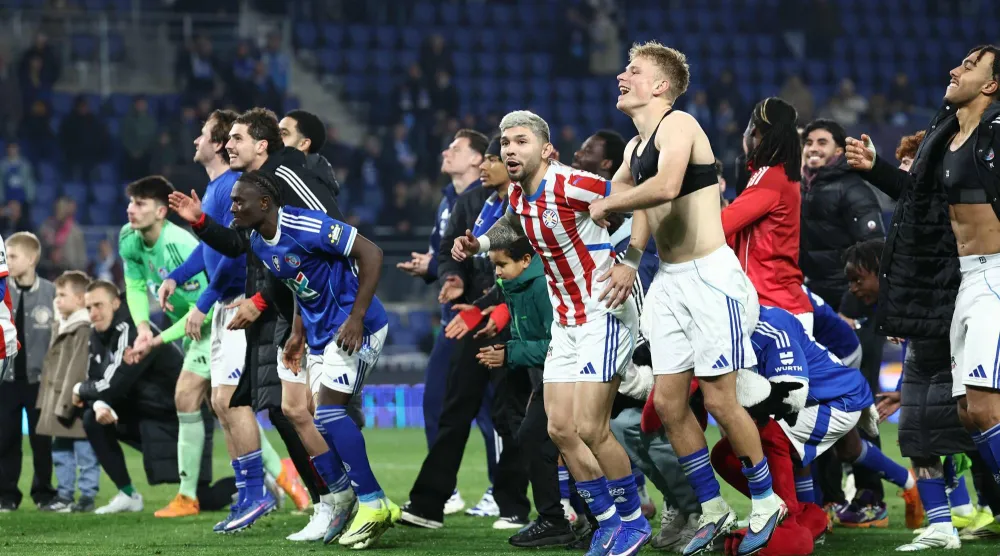 اجتفالية لاعبي ستراسبورغ مع جماهيرهم بالفوز والتأهل في كأس فرنسا (أ.ف.ب)