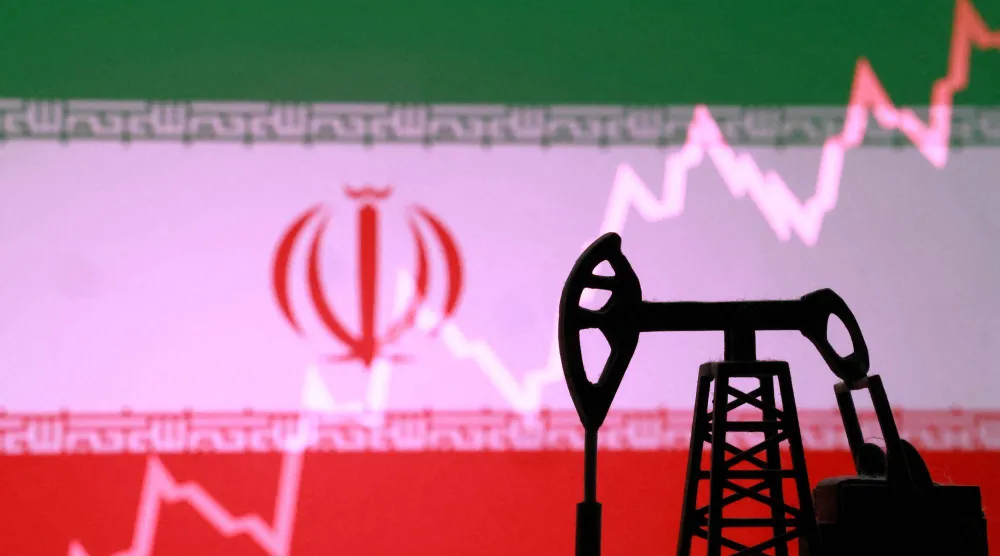 رافعة مضخة نفط مطبوعة بتقنية الطباعة ثلاثية الأبعاد، وعلم إيران (رويترز)