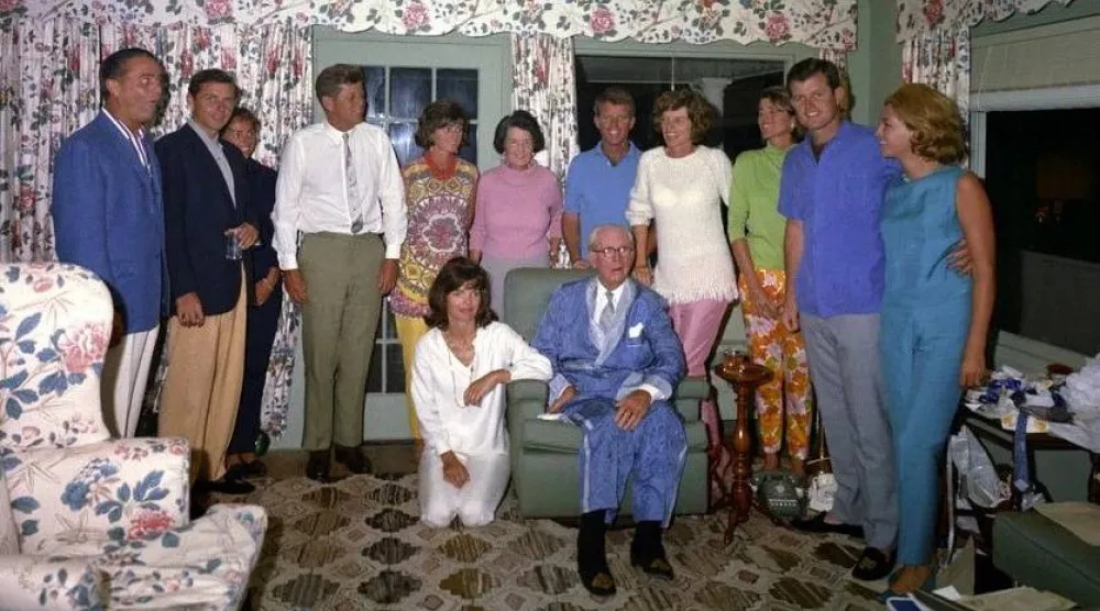 آل كينيدي يحتفلون بعيد ميلاد جوزيف كينيدي الأب في سبتمبر 1963 (مكتبة جون كينيدي)