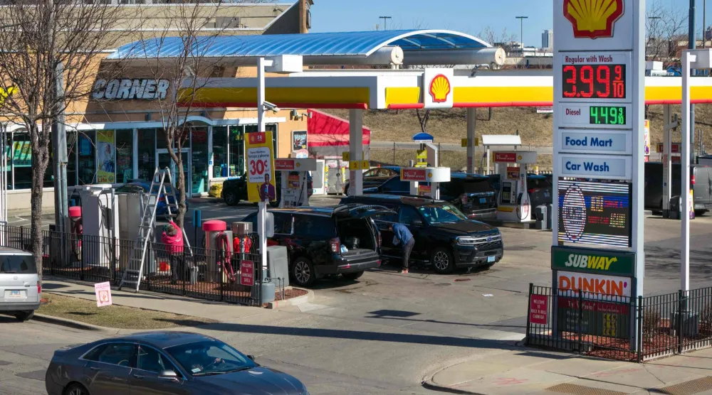 لافتة تعرض أسعار البنزين في محطة وقود بشيكاغو في إيلينوي (أ.ف.ب)