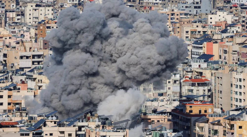 تصاعد الدخان عقب غارة إسرائيلية على الضواحي الجنوبية لبيروت (رويترز)