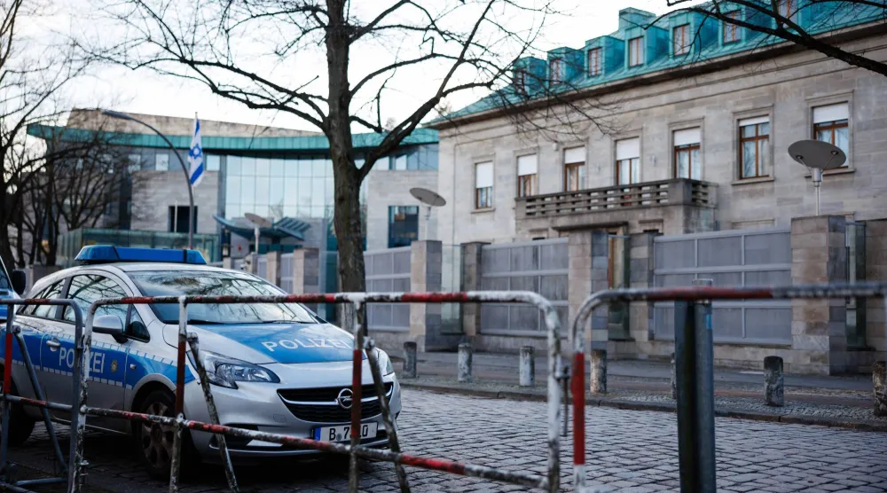 سيارة شرطة تقف أمام السفارة الإسرائيلية في برلين (إ.ب.أ)