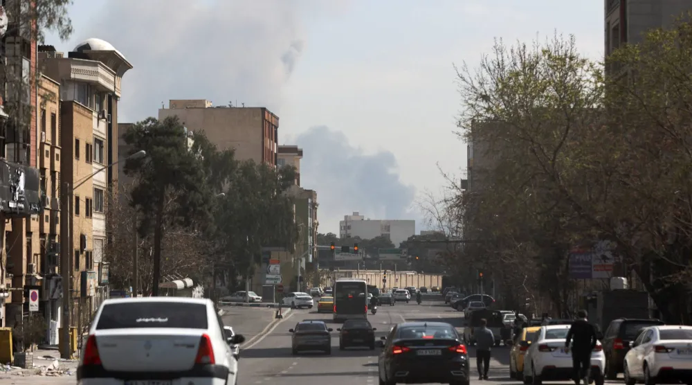 يتصاعد الدخان عقب غارة جوية على طهران اليوم (رويترز)