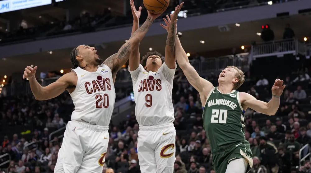 أسقط كليفلاند كافالييرز ضيفه ديترويت بيستونز متصدر المنطقة الشرقية بالفوز عليه 113-109 (رويترز)