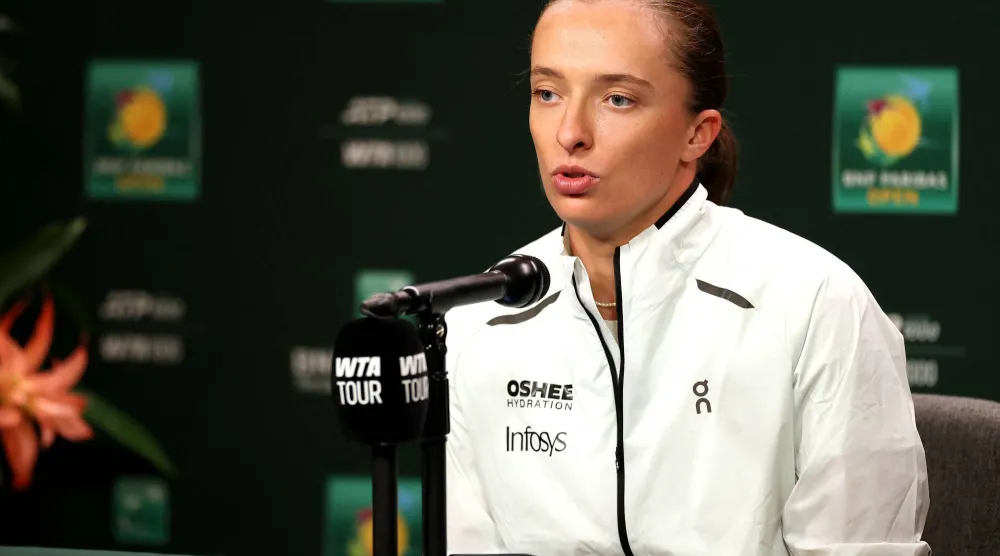 إيغا شفيونتيك الفائزة بستة ألقاب كبرى استغربت هذا التوجه متسائلة عن جدوى إطالة المباريات في زمن يتسارع فيه الإيقاع باستمرار (أ.ف.ب)