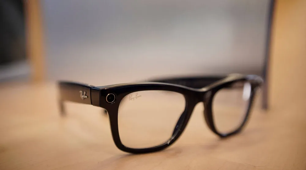 إحدى نظارات «ميتا» في برشلونة (أ.ف.ب)