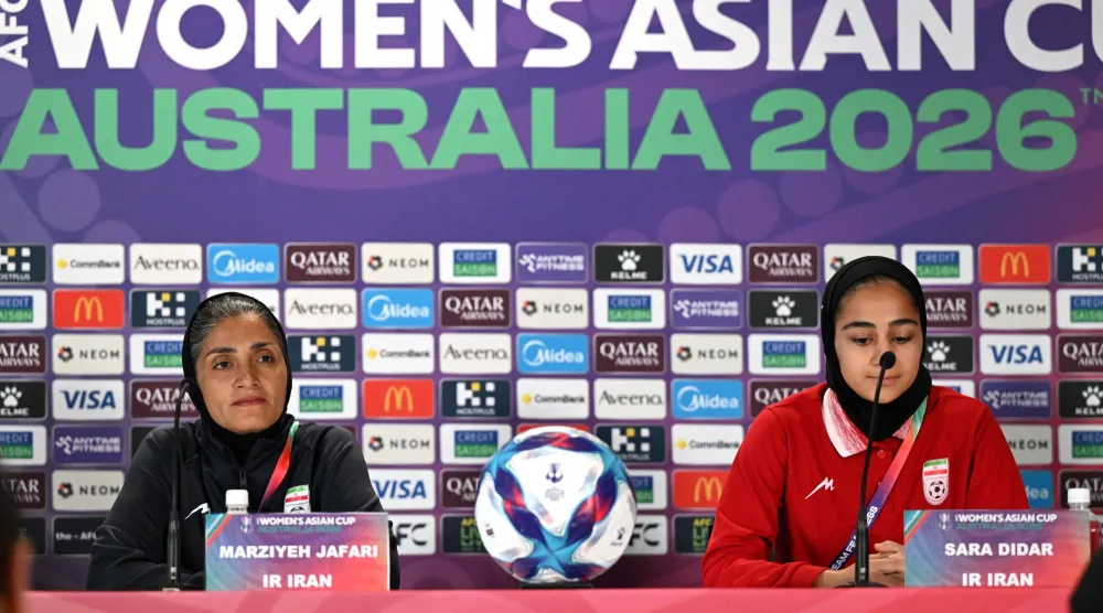 مرضية جعفري وسارة ديدار خلال المؤتمر الصحافي (إ.ب.أ)