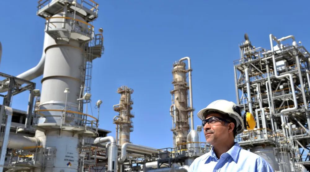 أحد مهندسي «سابك» في إحدى المنشآت التابعة (الشركة)