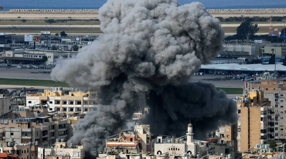 الدخان يتصاعد عقب غارة إسرائيلية على الضاحية الجنوبية لبيروت (إ.ب.أ)
