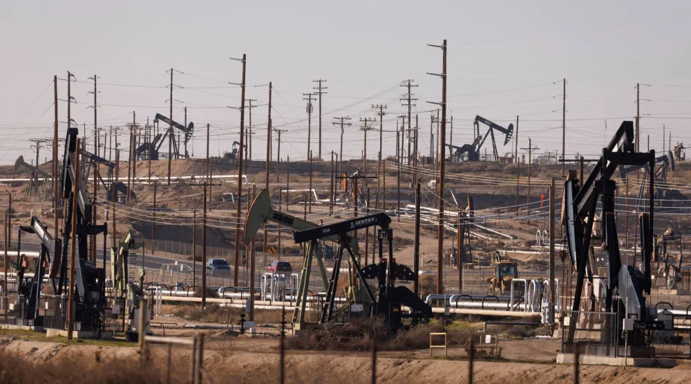 رافعات مضخات نفط في الحقول الواقعة على طول نهر كيرن بولاية كاليفورنيا الأميركية (رويترز)