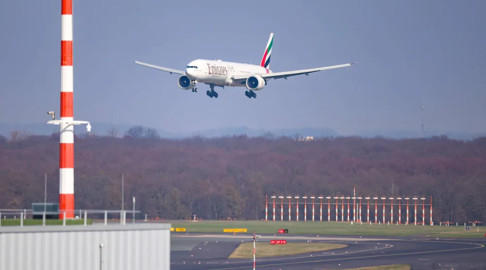 طائرة تابعة لشركة «طيران الإمارات» مقبلة من دبي تهبط في مطار دوسلدورف بألمانيا يوم 4 مارس 2026 (د.ب.أ)
