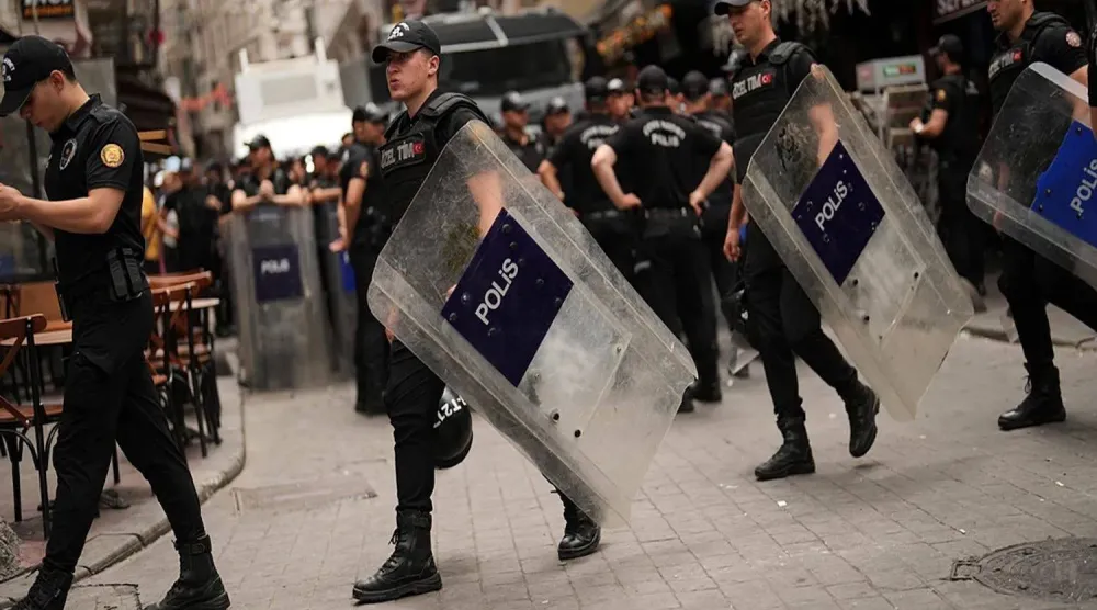 عناصر من الشرطة التركية في إسطنبول (أ.ب)