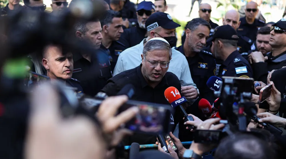 بن غفير خلال زيارته منطقة تعرضت لهجوم إيراني في تل أبيب (أ.ف.ب)