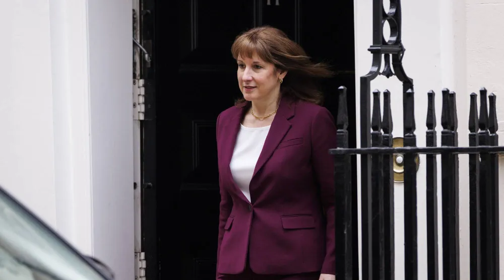 ريفز تغادر 11 داونينغ ستريت (إ.ب.أ)