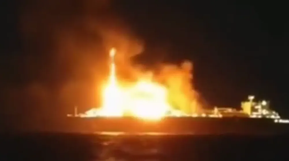 انفجار ناقلة الغاز الروسية قبالة الساحل الليبي مساء الثلاثاء (لقطة مثبتة من تسجيل مصور)