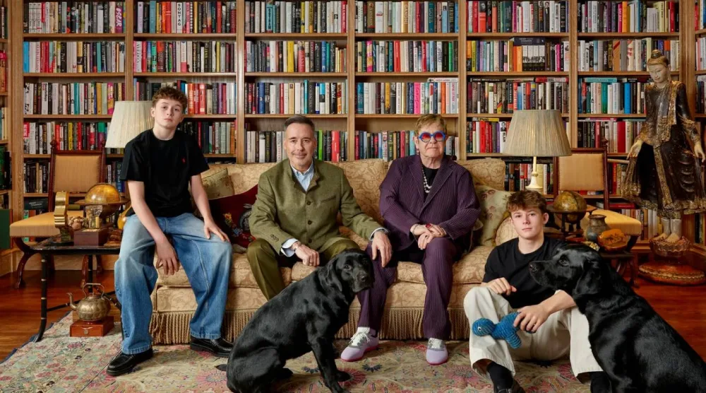 إلتون جون وعائلته في لحظة دفء (المتحف الوطني للبورتريه)