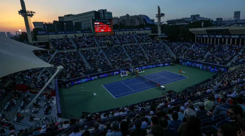 تعذّر على عدد من اللاعبين البارزين بينهم الروسي دانييل ميدفيديف مغادرة الإمارات (إ.ب.أ)