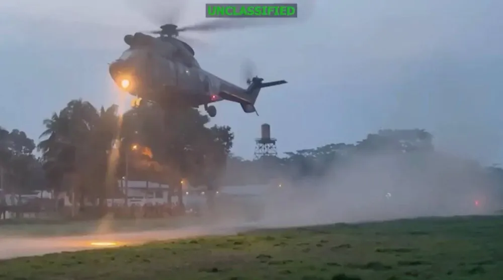 صورة من فيديو نشرته القيادة الجنوبية الأميركية «ساوثكوم» لطائرة هليكوبتر تقلع من موقع مجهول في إطار عمليات مشتركة أطلقتها القوات الإكوادورية والأميركية لمكافحة تهريب المخدرات (رويترز)