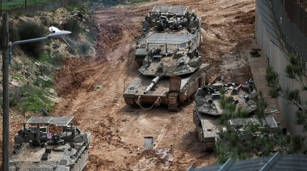 مركبات عسكرية إسرائيلية على الحدود مع لبنان في شمال إسرائيل 4 مارس 2026 (رويترز)