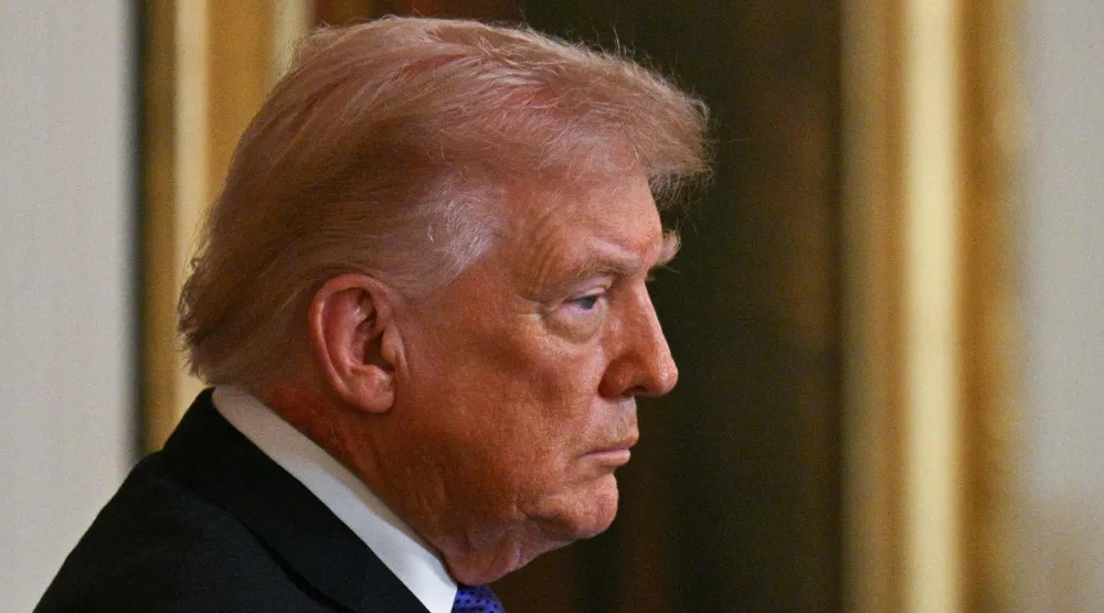 الرئيس الأميركي دونالد ترمب يعقد اجتماعاً لكبرى شركات إنتاج الأسلحة الأميركية يوم الجمعة بالبيت الأبيض (ا.ف.ب)