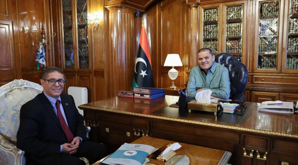 الدبيبة مع وزير الدولة الجديد لشؤون المهجرين جمال أبو بكر أبو قرين في طرابلس (حكومة الوحدة)