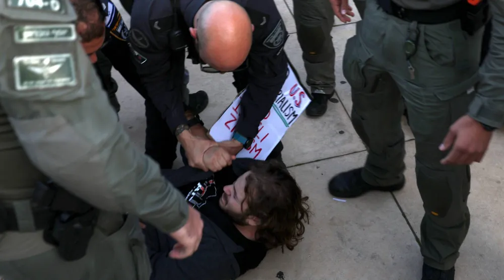 فضّت الشرطة الإسرائيلية مجموعة صغيرة من المتظاهرين في تل أبيب كانوا ينددون بالحرب على إيران (إ.ب.أ)