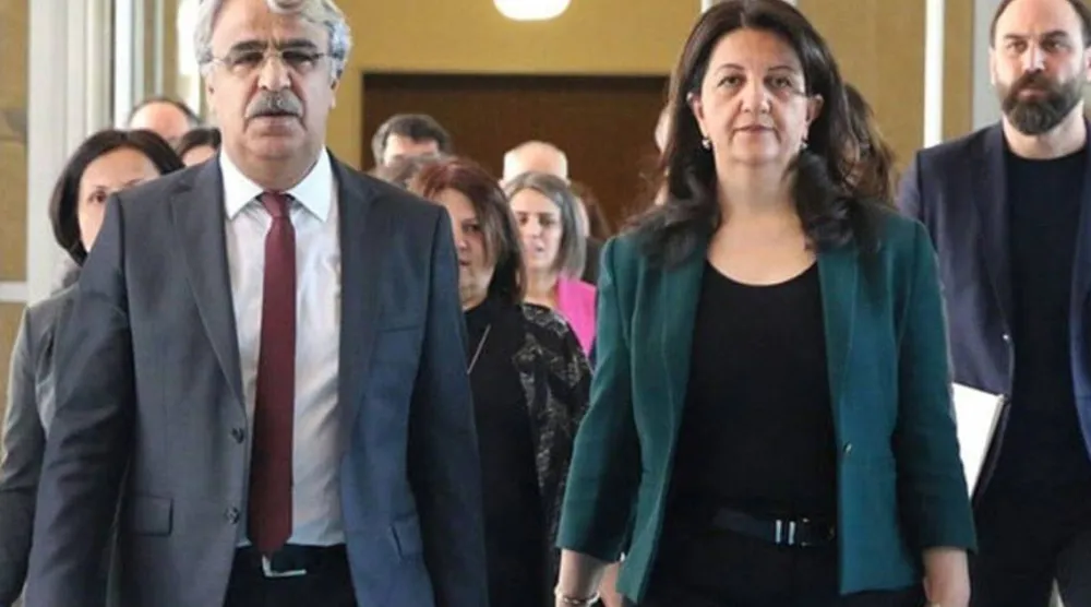 نائبا حزب «الديمقراطية والمساواة للشعوب» التركي المؤيد للأكراد عضوا «وفد إيمرالي» بروين بولدان ومدحت سانجار (من حساب الحزب في «إكس»)