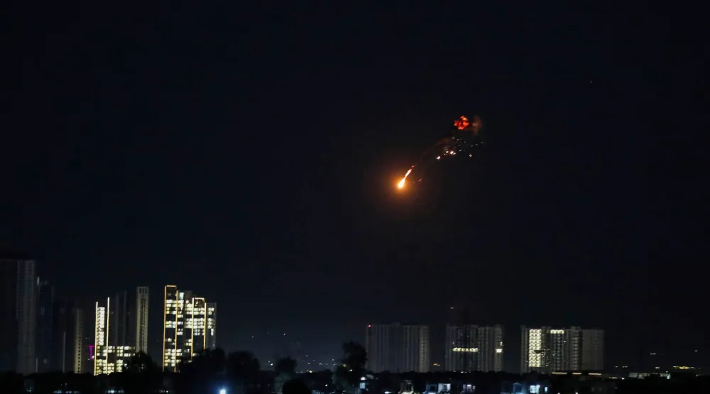 أنظمة الدفاع الجوي تعترض طائرة دون طيار بالقرب من القنصلية الأميركية ومطار أربيل الدولي في أربيل فجر الأربعاء (إ.ب.أ)