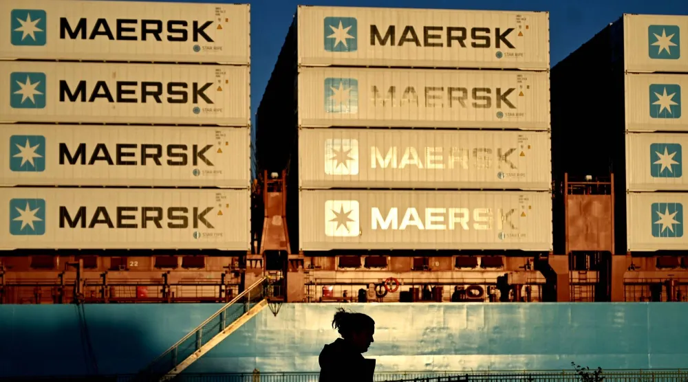 حاويات تابعة لشركة «ميرسك» على متن سفينة في كوبنهاغن (أ.ف.ب)